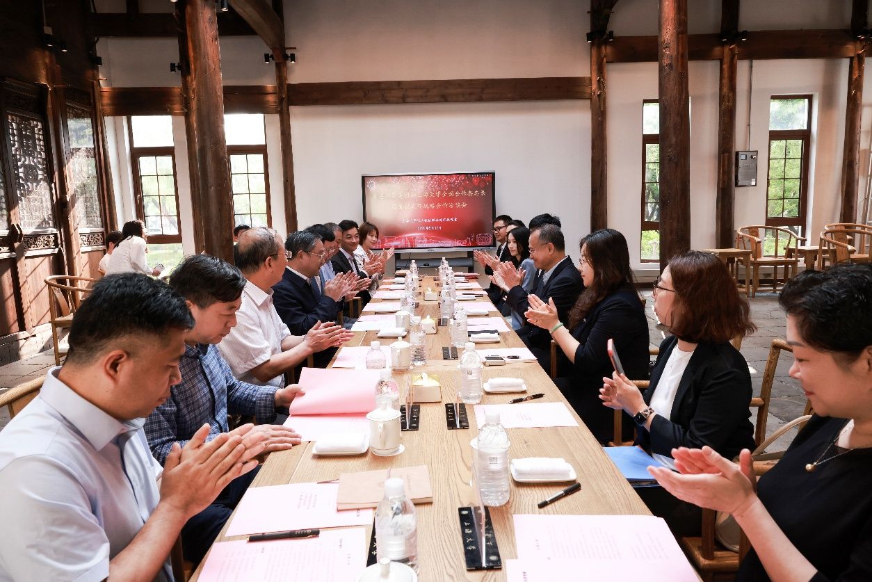 开启第二个30年！尊龙凯时和香港新华集团推进周全相助-尊龙凯时