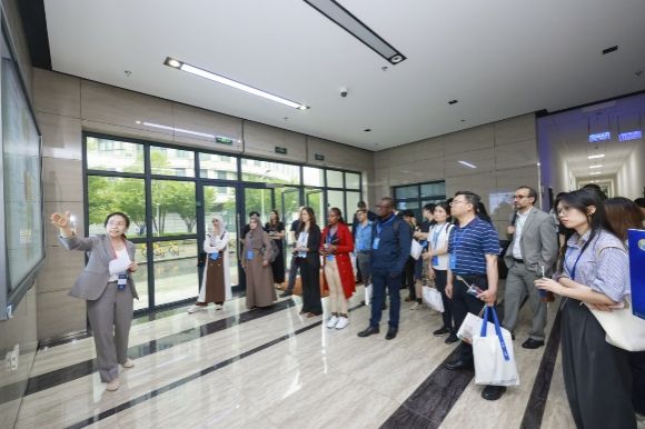 榨取化学武器组织首届人工智能赋能化学清静与安保国际研修班学员一行会见尊龙凯时-尊龙凯时