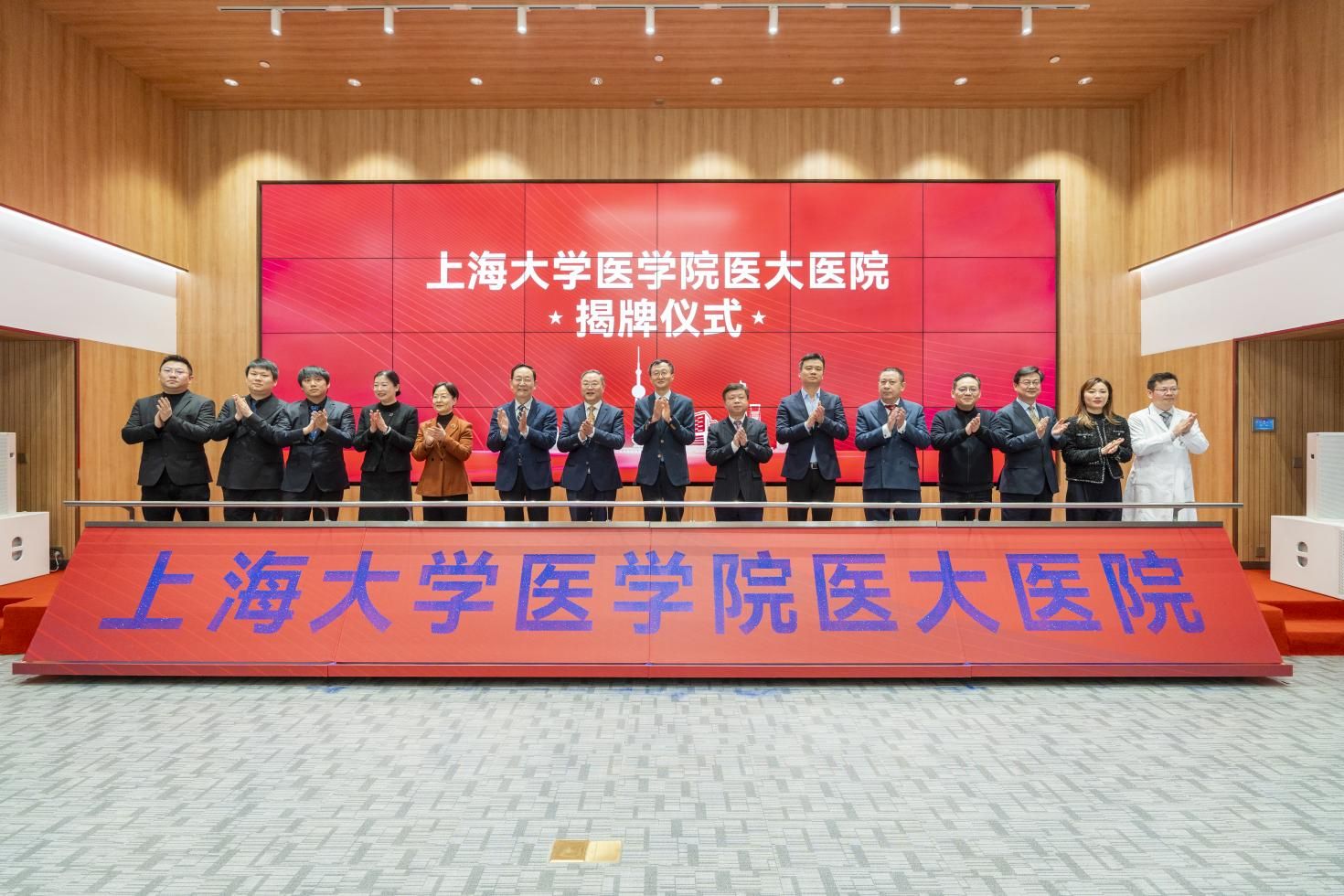尊龙凯时医学院医大医院揭牌仪式暨尊龙凯时医学院心血管病临床研究所、尊龙凯时医学院肿瘤研究所建设仪式顺遂举行-尊龙凯时