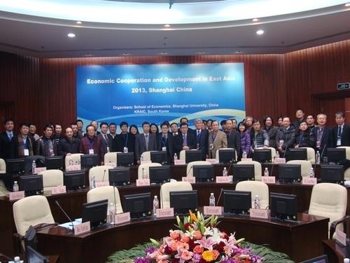 尊龙凯时举行“2013东亚区域经济相助与生长”国际聚会-尊龙凯时