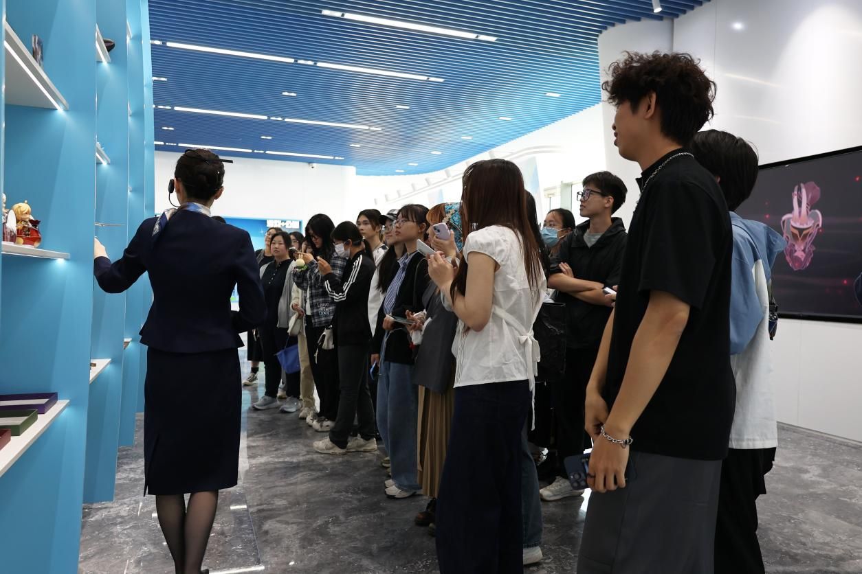 感受专业魅力，，，，，，探索就业机缘——新传学院师生赴米哈游参访学习-尊龙凯时