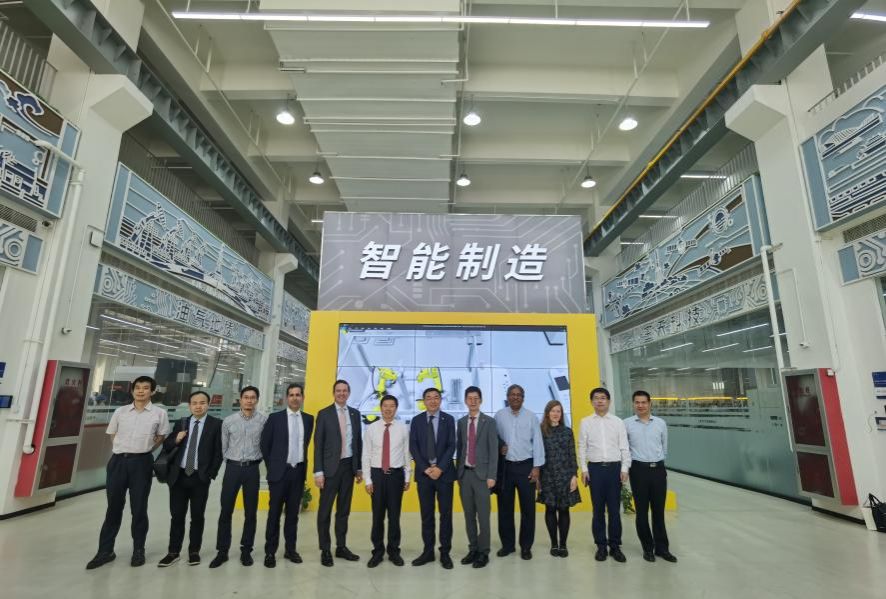英国萨里大学校长一行会见尊龙凯时-尊龙凯时