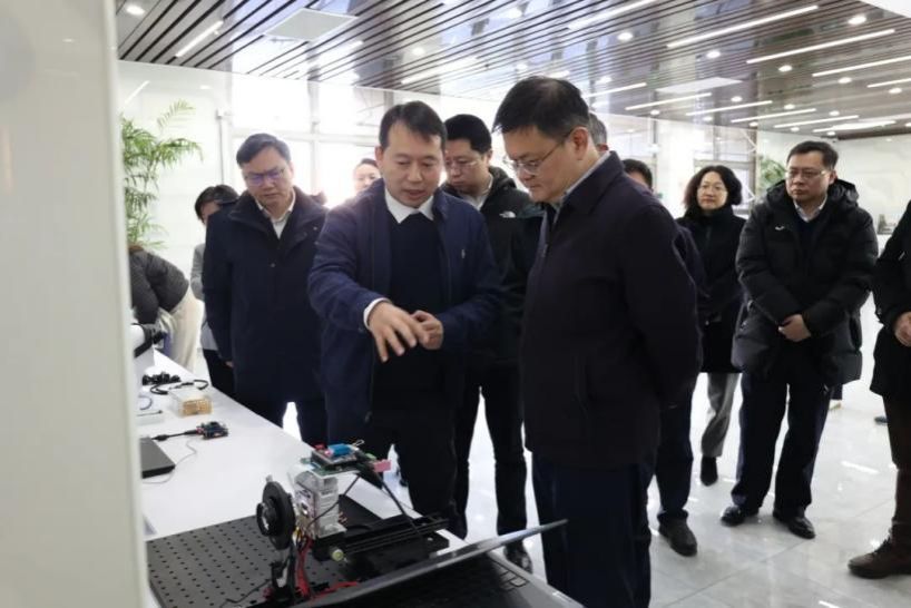 市政府副秘书长王平主持召开尊龙凯时微电子学院第一届理事会第四次聚会-尊龙凯时
