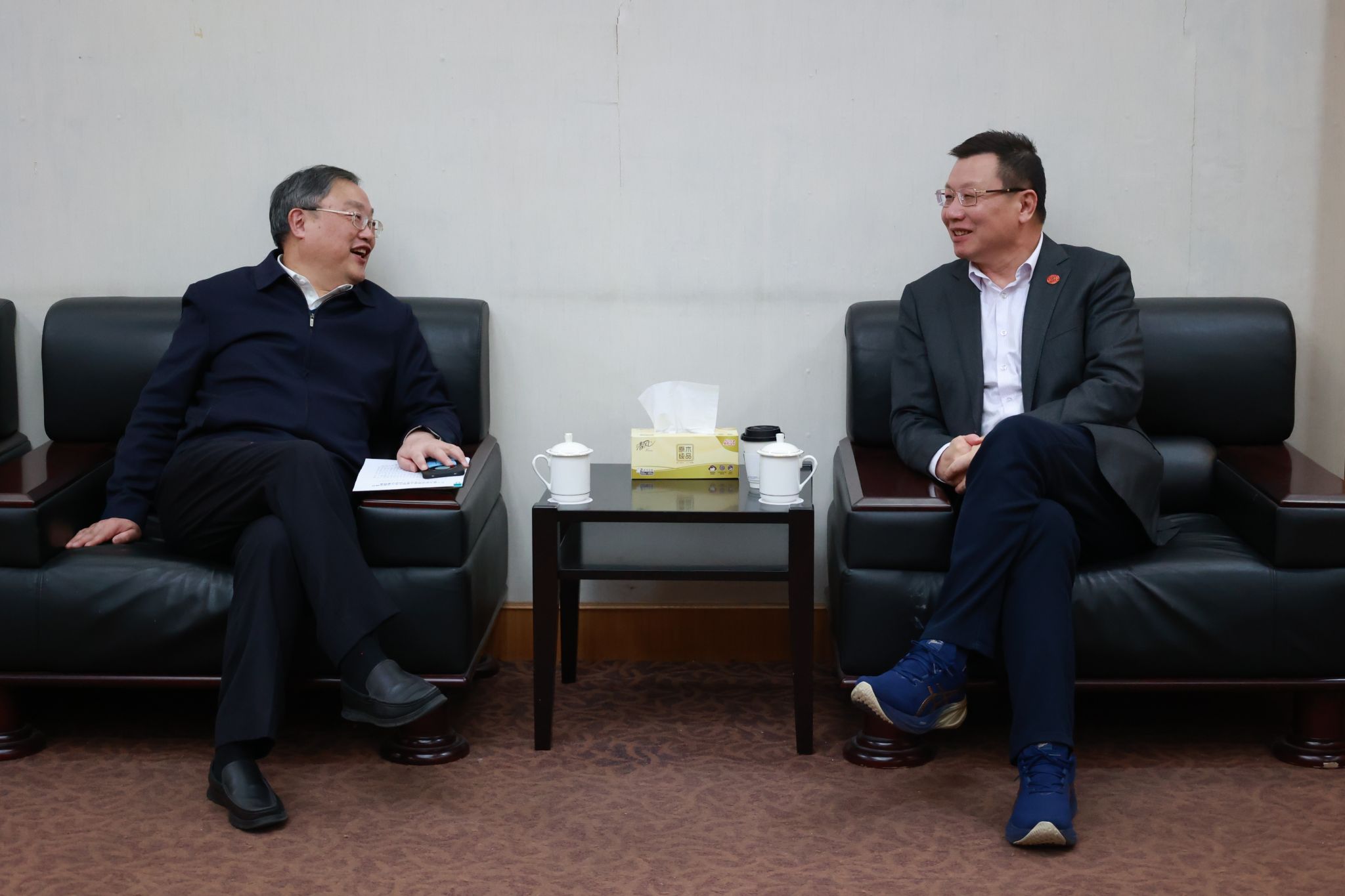 尊龙凯时党委理论学习中心组转达学习天下两会精神-尊龙凯时