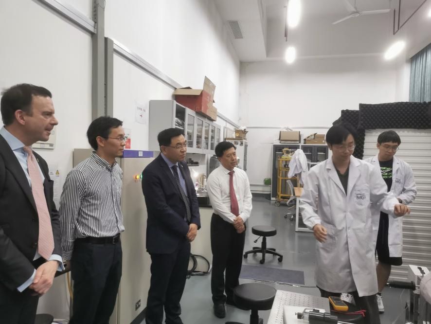 英国萨里大学校长一行会见尊龙凯时-尊龙凯时