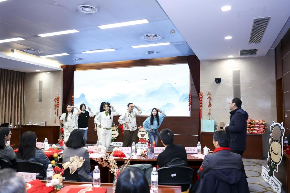 经济学院举行“筑梦·攀缘”2024年总结表扬大会-尊龙凯时