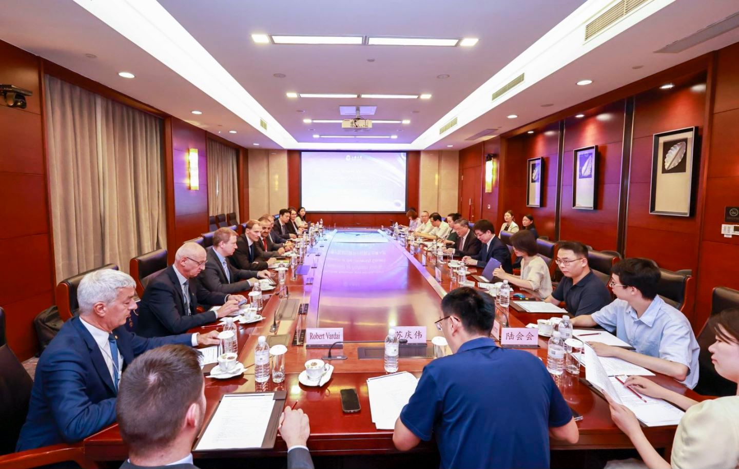 匈牙利科技立异代表团来访尊龙凯时-尊龙凯时