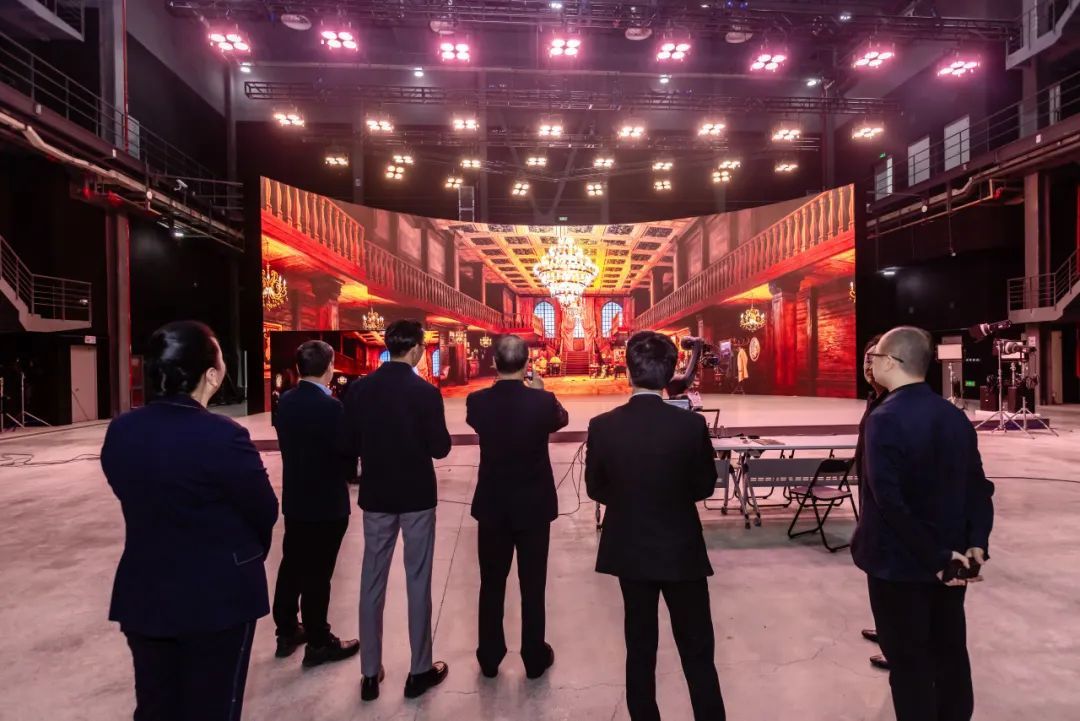 香港新华集团蔡冠深主席一行参访尊龙凯时上海影戏学院-尊龙凯时