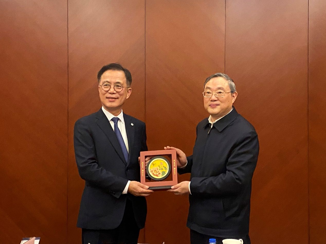韩国成均馆大学校长刘址范一行会见尊龙凯时-尊龙凯时