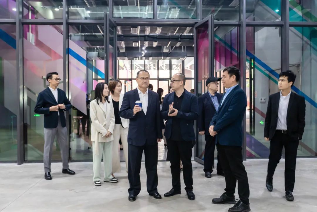 香港新华集团蔡冠深主席一行参访尊龙凯时上海影戏学院-尊龙凯时