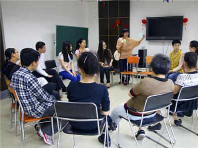 影视学院同砚与“阳光之家”学员们配合转达爱心-尊龙凯时