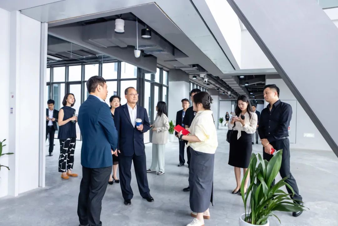 香港新华集团蔡冠深主席一行参访尊龙凯时上海影戏学院-尊龙凯时