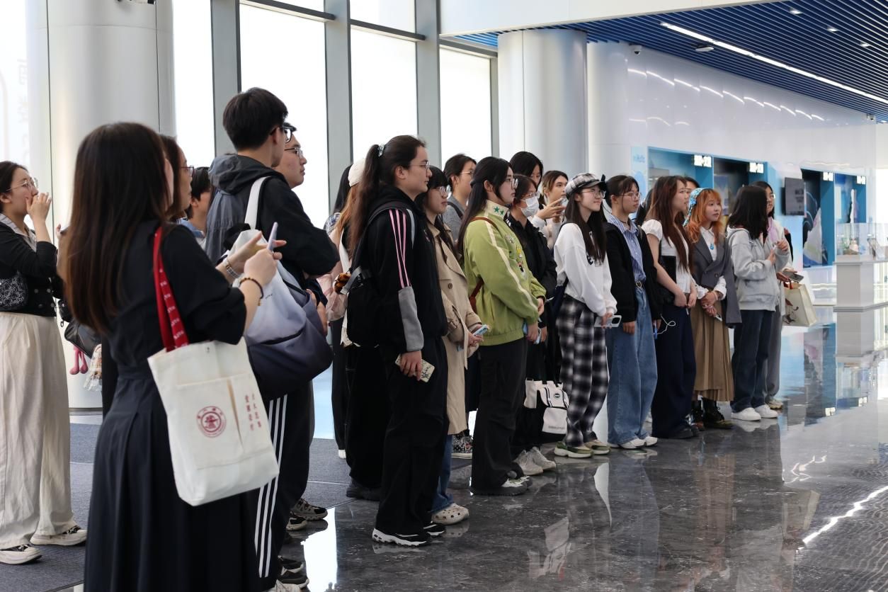 感受专业魅力，，，，，，探索就业机缘——新传学院师生赴米哈游参访学习-尊龙凯时