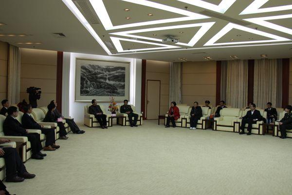 让雷锋精神在大学生中代代相传————“雷锋事迹报告团”一行会见尊龙凯时-尊龙凯时