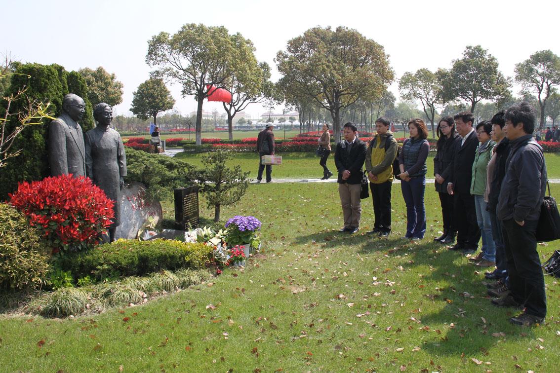 思念钱老，，难忘教育————文学院师生代表清明前夕祭拜钱伟长校长-尊龙凯时